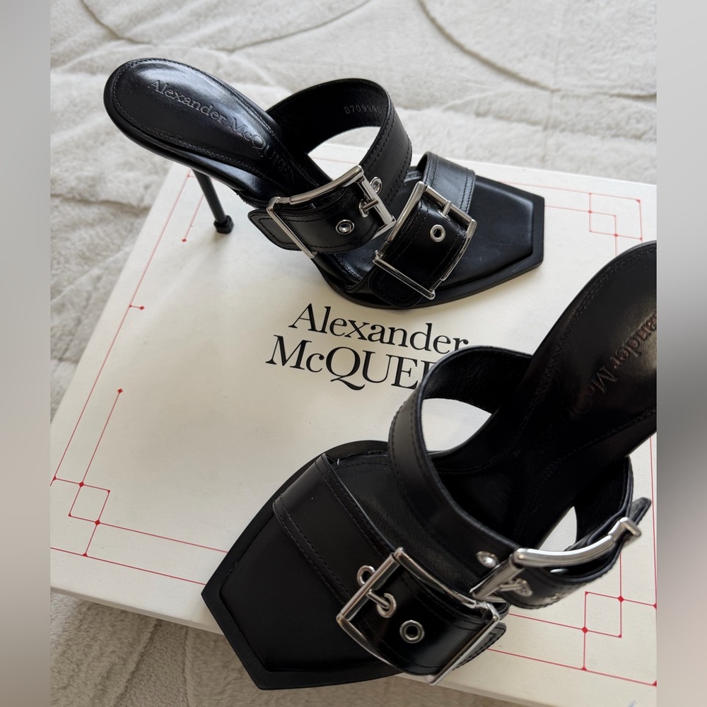 NEW! $1,090 Alexander McQueen Black Leather Buckle 4” Sandals Heels 37.5 7.5